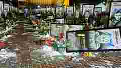 У центрі Рівного жінка перекидала портрети полеглих військових, бо вони її дратували 