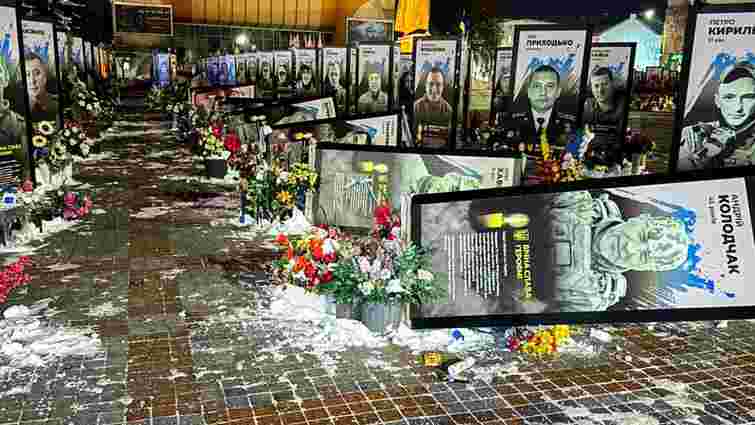 У центрі Рівного жінка перекидала портрети полеглих військових, бо вони її дратували 