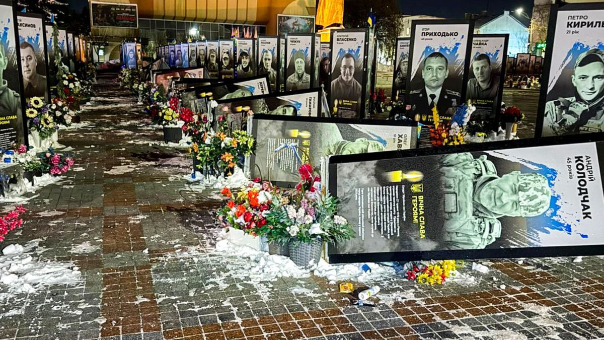 У центрі Рівного жінка перекидала портрети полеглих військових, бо вони її дратували 
