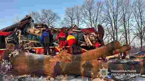 На Львівщині водій рейсового автобуса із 25 пасажирами з’їхав з дороги та скоїв ДТП