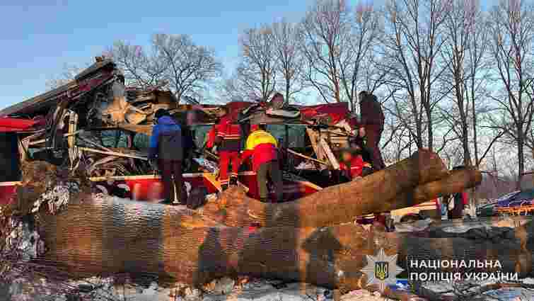 На Львівщині водій рейсового автобуса із 25 пасажирами з’їхав з дороги та скоїв ДТП