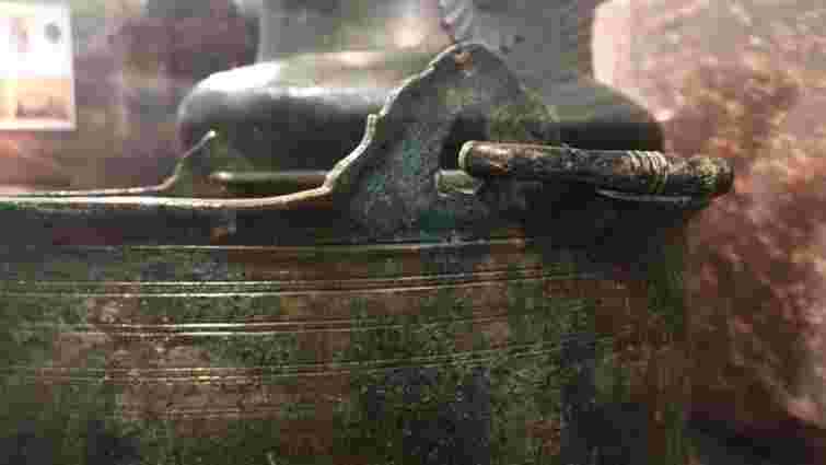 Бронзовий казан III–IV ст. з могили вождя: у музей передали вилучену в копача ритуальну посудину