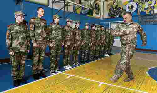 Окупаційна влада Херсонщини відправляє дітей на військові навчання до Росії
