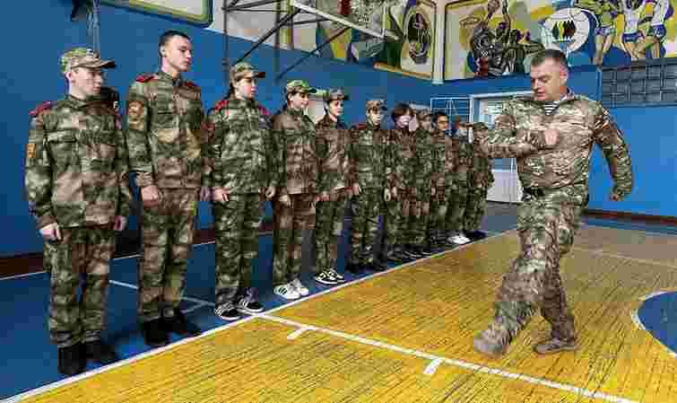 Окупаційна влада Херсонщини відправляє дітей на військові навчання до Росії
