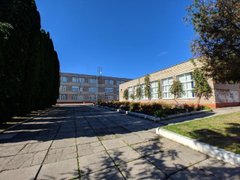 Суд оштрафував батьків учнів за перекинуте відро зі сміттям на асистента педагога у Шептицькому