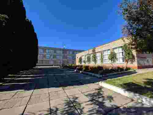 Суд оштрафував маму школяра з Львівщини, який перекинув відро з сміттям на асистента педагога