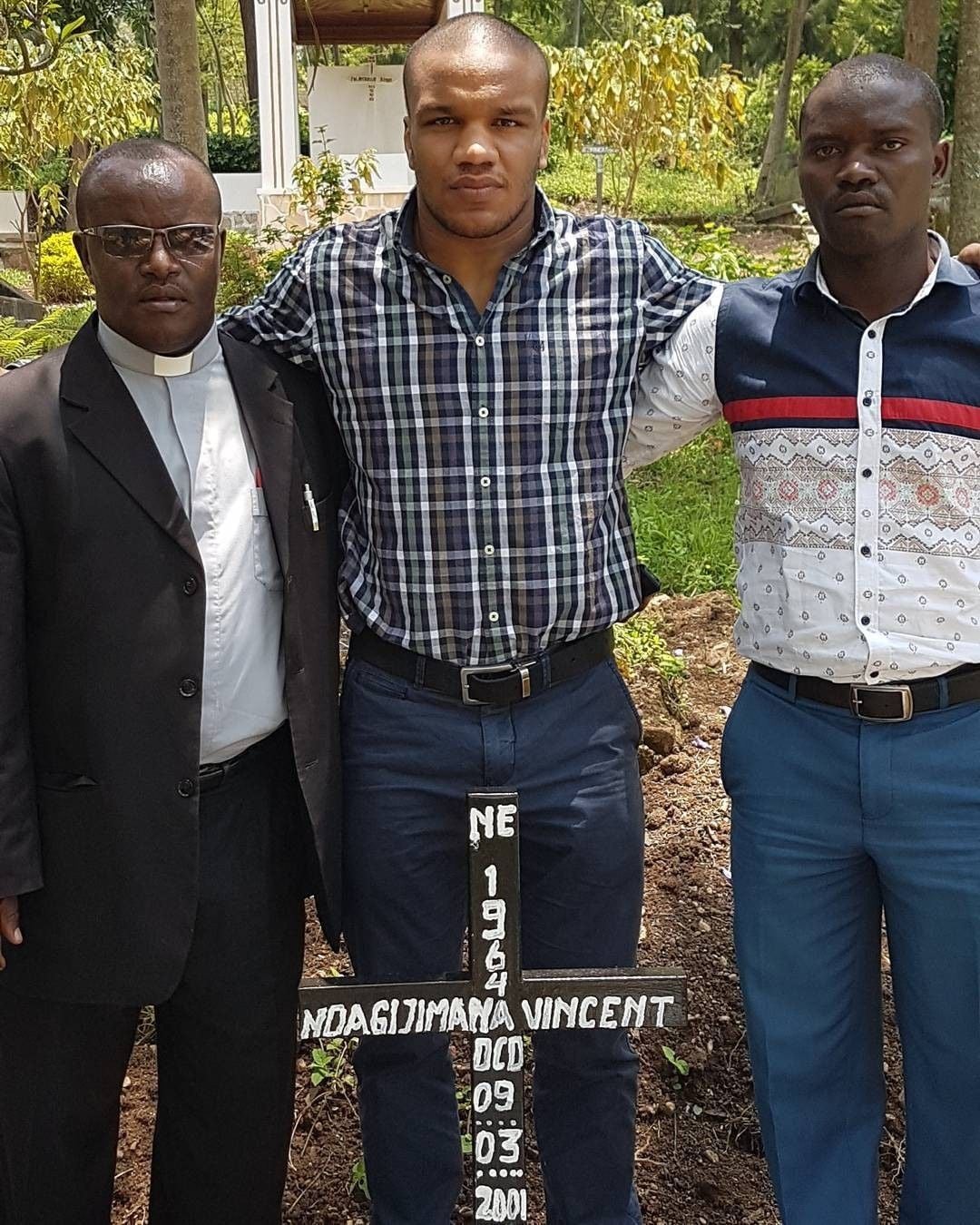 Жан Беленюк зі своїми дядьками в Руанді на могилі батька