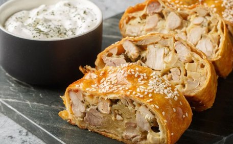 Штрудель із куркою та грибами. Рецепт дня