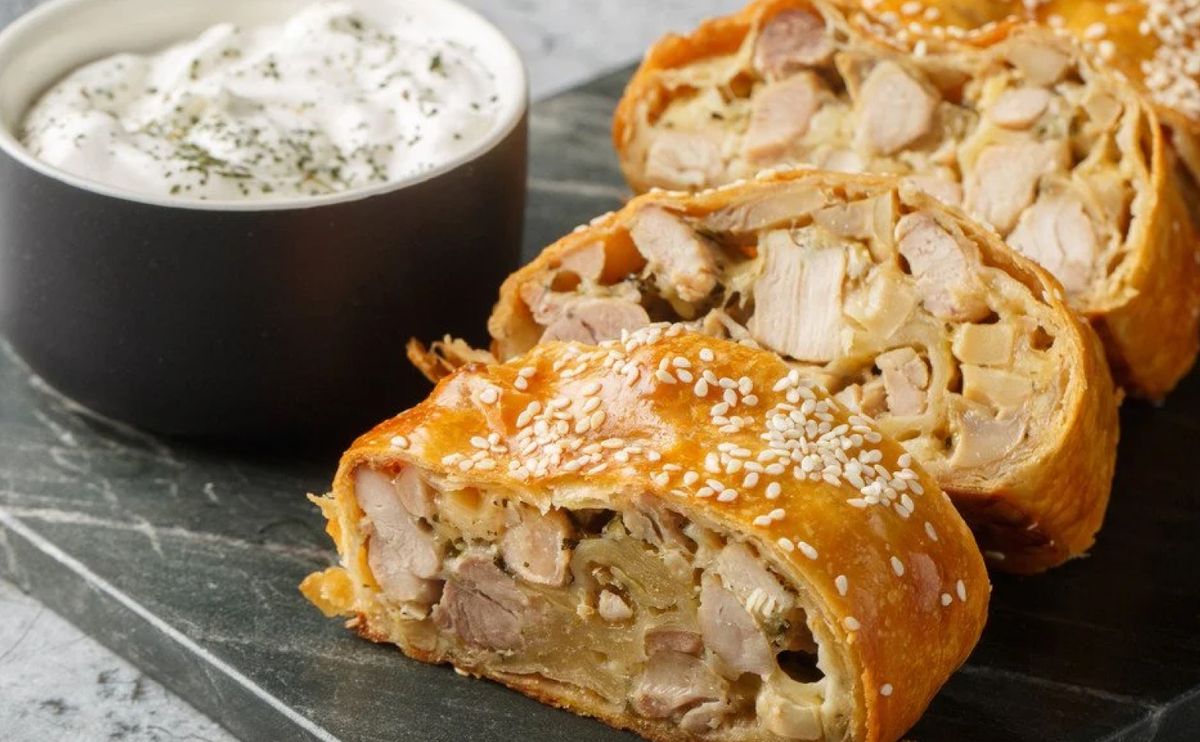 Штрудель із куркою та грибами. Рецепт дня