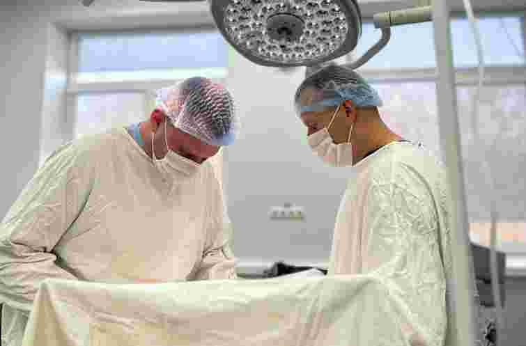 Волинські хірурги врятували пацієнта з небезпечною формою пахової грижі