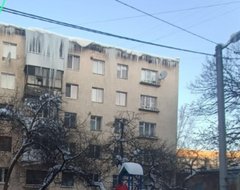 Тернополянка не впускала комунальників збити триметрові бурульки з її балкона 