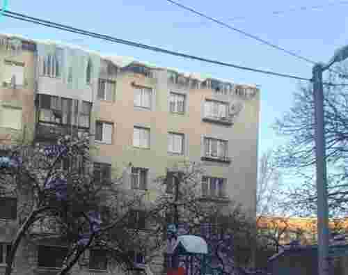 Тернополянка не впускала комунальників збити триметрові бурульки з її балкона 