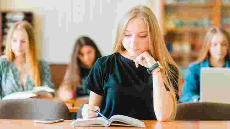 Гаряча пора для студентів: як правильно сказати українською «здавати екзамен»