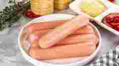 Варимо сосиски правильно: коли їх слід опускати у воду та чи треба знімати шкірку 