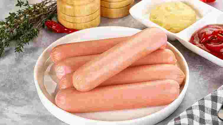 Варимо сосиски правильно: коли їх слід опускати у воду та чи треба знімати шкірку 