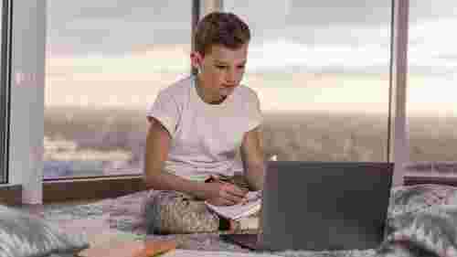 Навчання після канікул: як адаптовуються учні звичайних і дистанційних шкіл