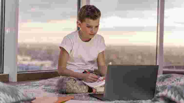 Навчання після канікул: як адаптовуються учні звичайних і дистанційних шкіл