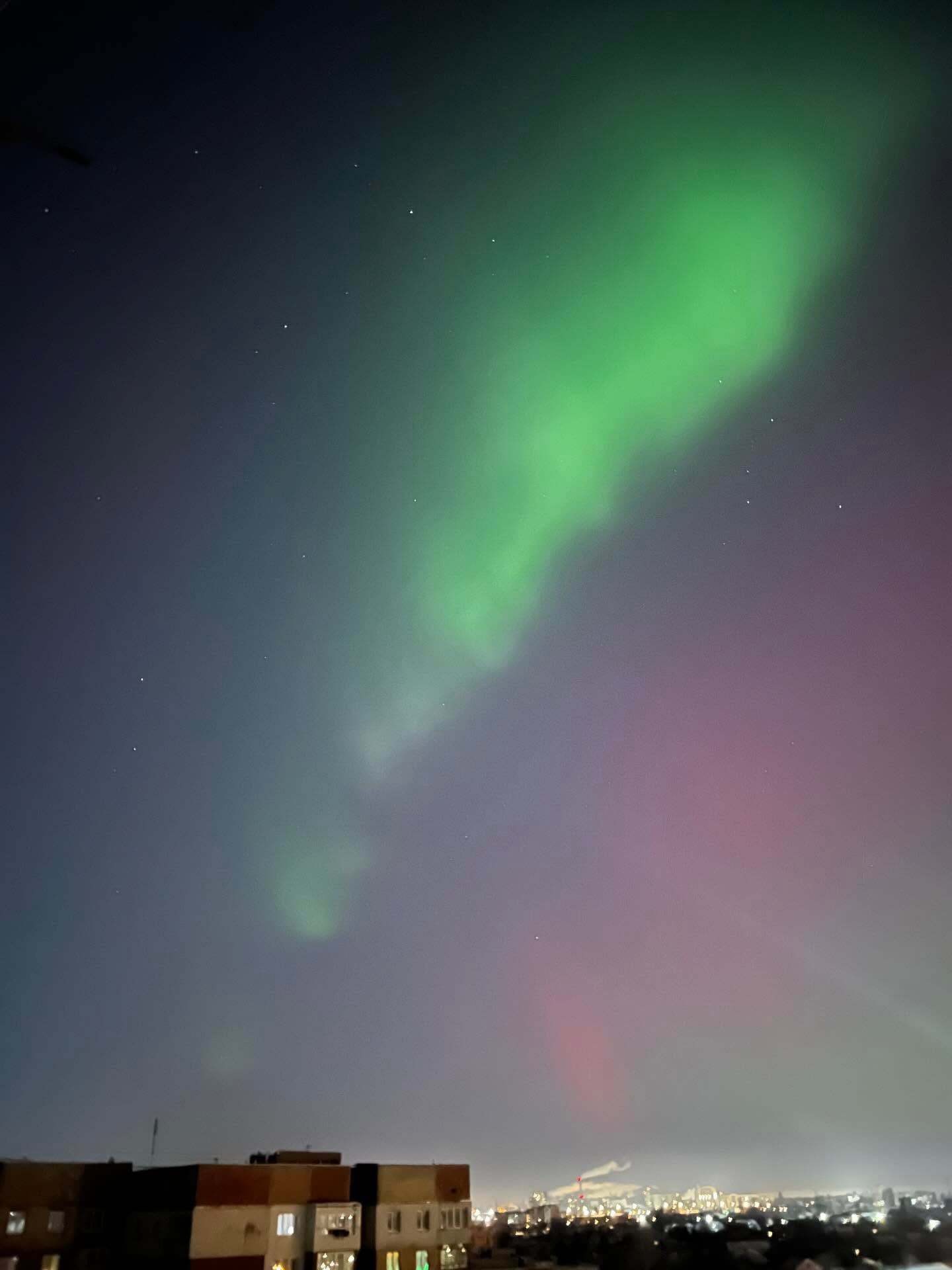 Північне сяйво у Львові. Фото Роксолани Микульської (d___lana/Threads)
