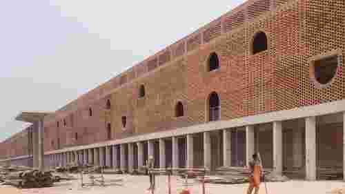 Пристосували до місцевого клімату: у Кіншасі відреставрували історичну будівлю ринку