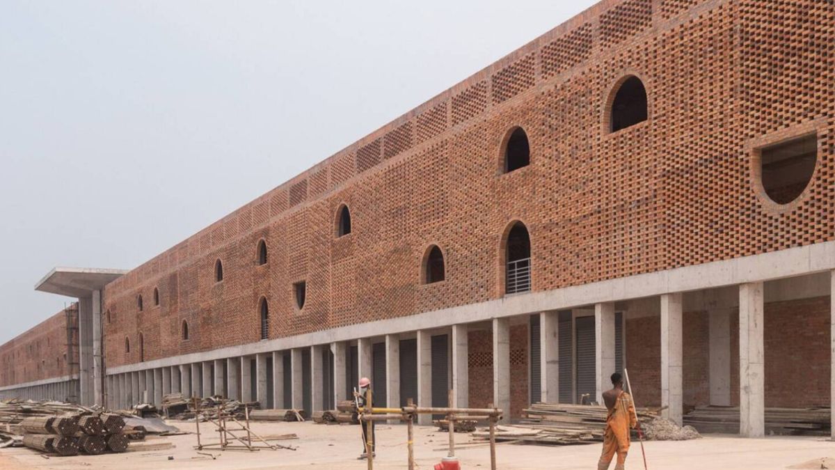 Пристосували до місцевого клімату: у Кіншасі відреставрували історичну будівлю ринку