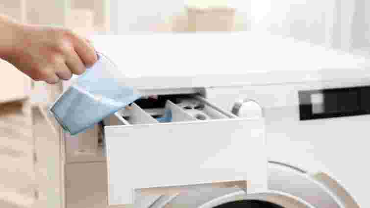 Знайте міру: скільки порошку засипати в пральну машину, щоб одяг був свіжий і чистий