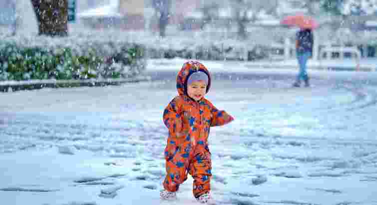 Діти і холод: як не допустити гіпотермії у немовлят та дітей раннього віку