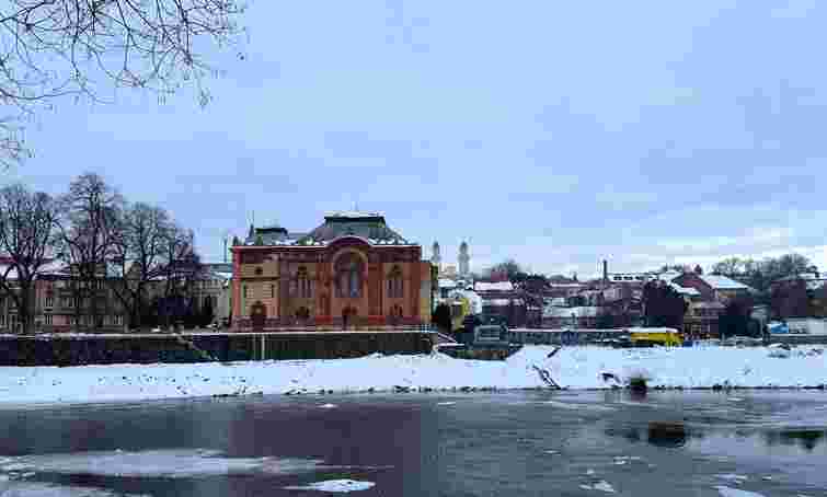 На березі річки в центрі Ужгорода планують збудувати дамбу і терасу для прогулянок