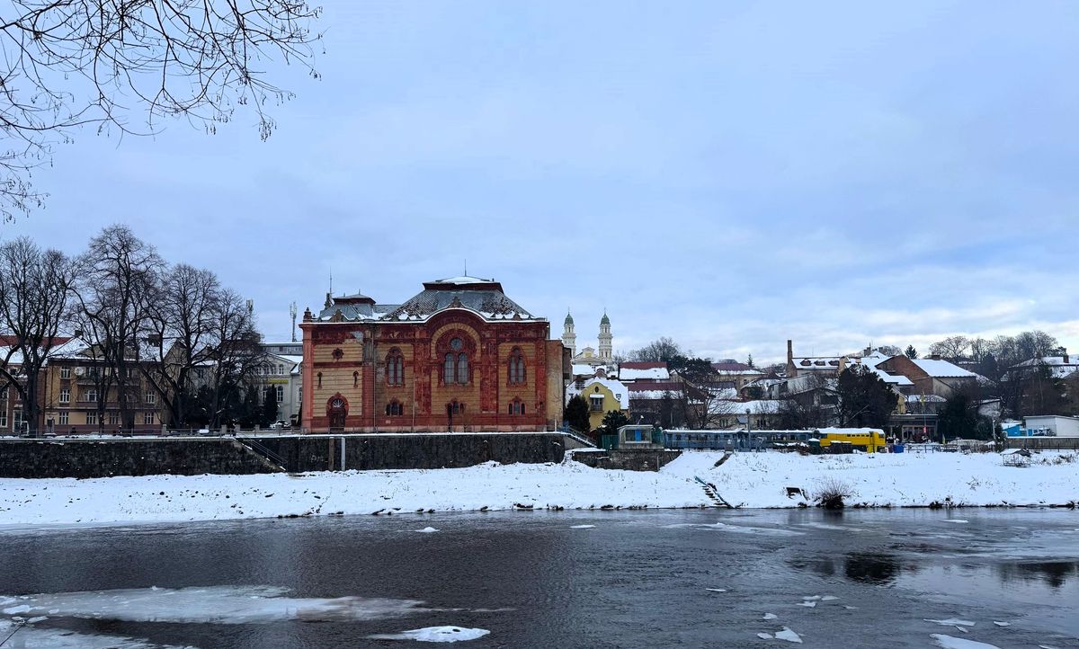 На березі річки в центрі Ужгорода планують збудувати дамбу і терасу для прогулянок