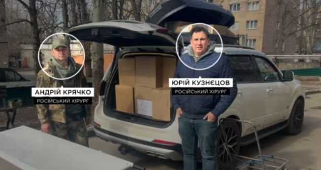 Кузнєцов та Крячко розвантажують «гуманітарну допомогу» біля хірургічного корпусу ДОКТМО