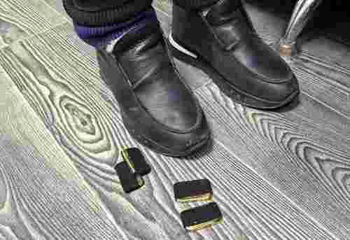 Золото на 2,6 млн грн у шкарпетках намагалися пронести через митницю Буковини