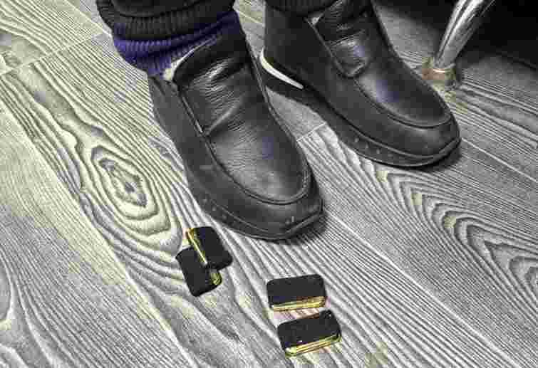 Золото на 2,6 млн грн у шкарпетках намагалися пронести через митницю Буковини