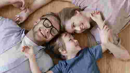 Яка різниця між словами «прізвище» та «фамілія» і чи вони взаємозамінні