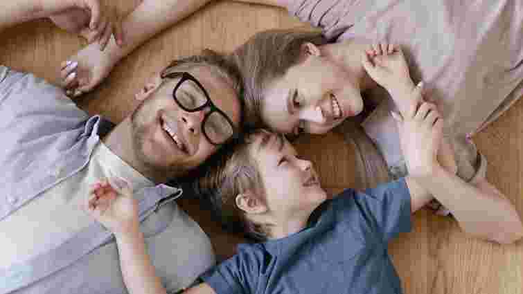 Яка різниця між словами «прізвище» та «фамілія» і чи вони взаємозамінні