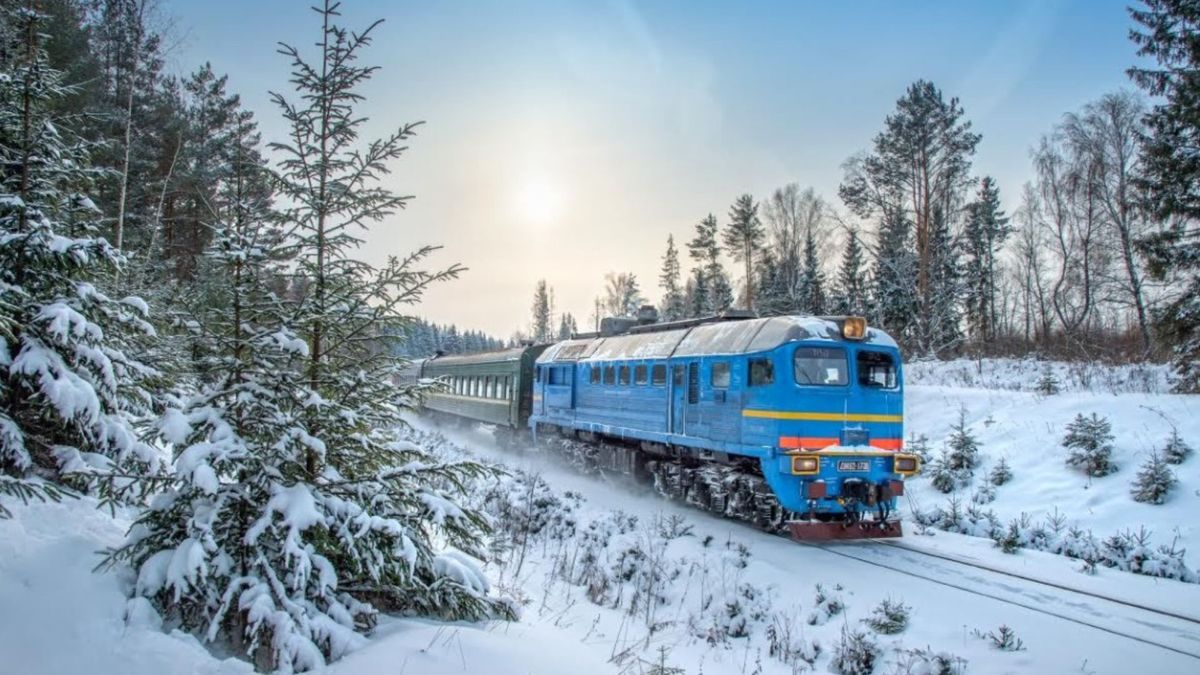Через обстріли «Укрзалізниця» змінила графіки руху понад 200 потягів