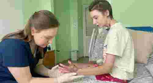 З лікарні у Львові виписали 14-річну Настю, яка постраждала від ракетного удару у Тернополі