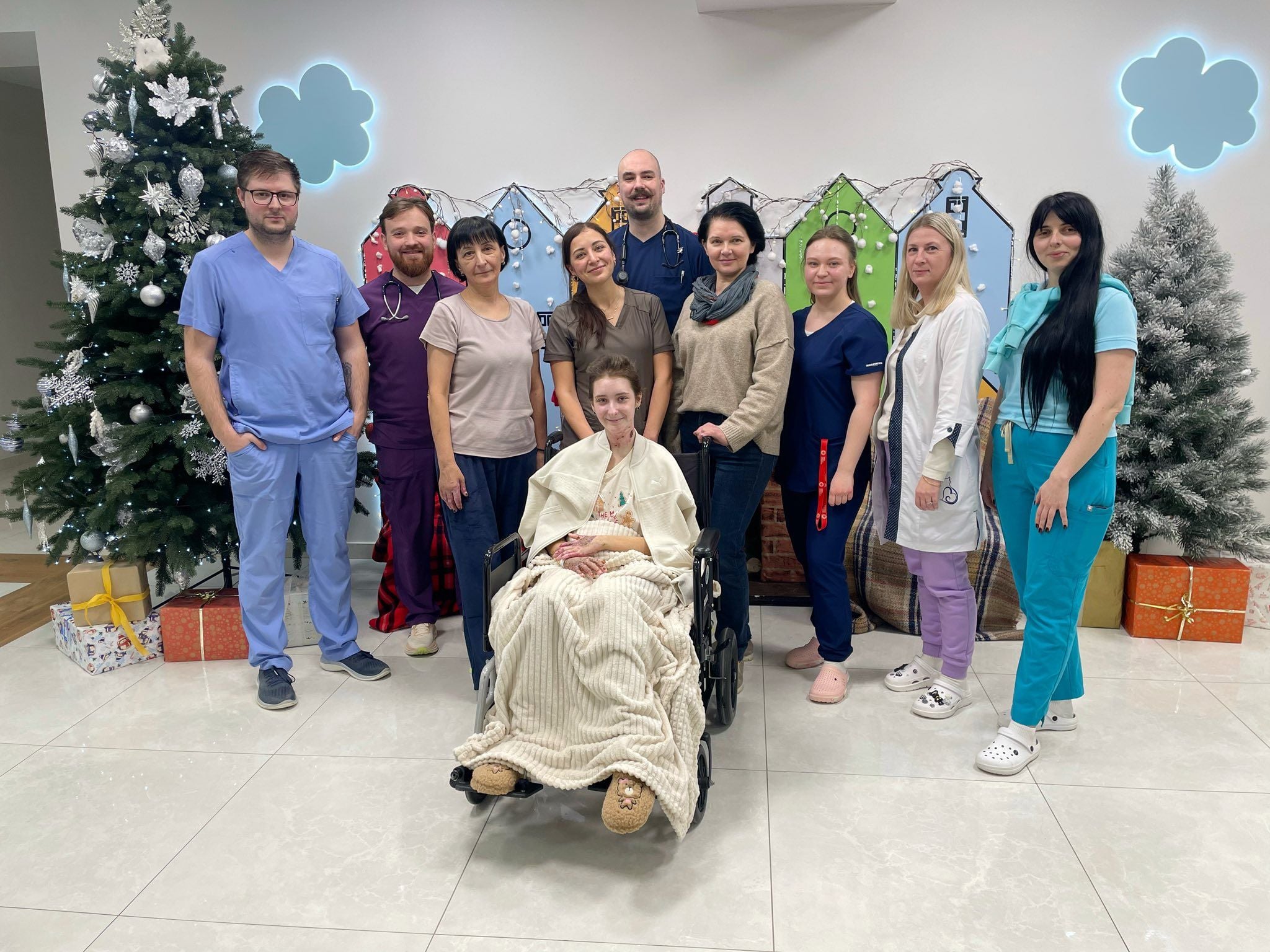 Команда спеціалістів, яка допомагала дівчинці побороти глибокі опіки тіла