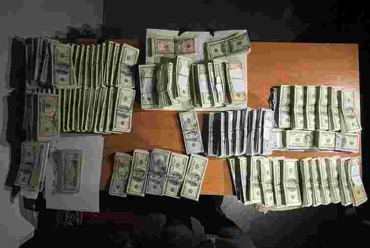 Під час обшуків на Волинській митниці знайшли мільйон доларів готівки