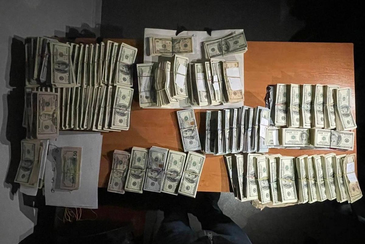 Під час обшуків на Волинській митниці знайшли мільйон доларів готівки