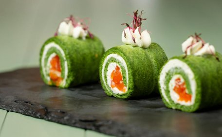 Шпинатний рулет з лососем. Рецепт дня