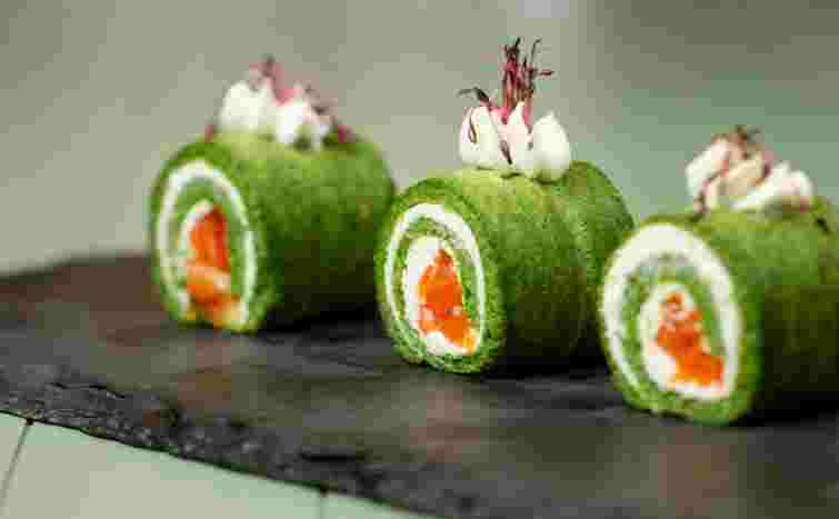 Шпинатний рулет з лососем. Рецепт дня