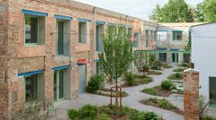 Старі виробничі приміщення у Ризі перетворили на житло з відкритим двором