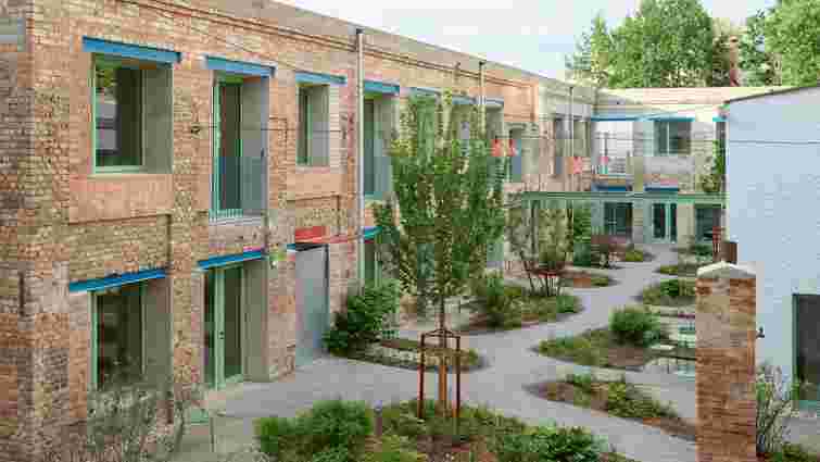 Старі виробничі приміщення у Ризі перетворили на житло з відкритим двором