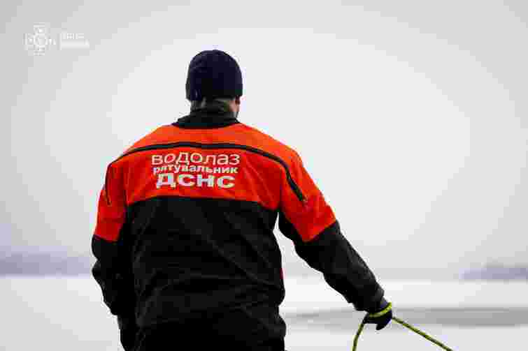 Водолази ДСНС у крижаній воді ліквідували підтоплення ТЕЦ у Києві