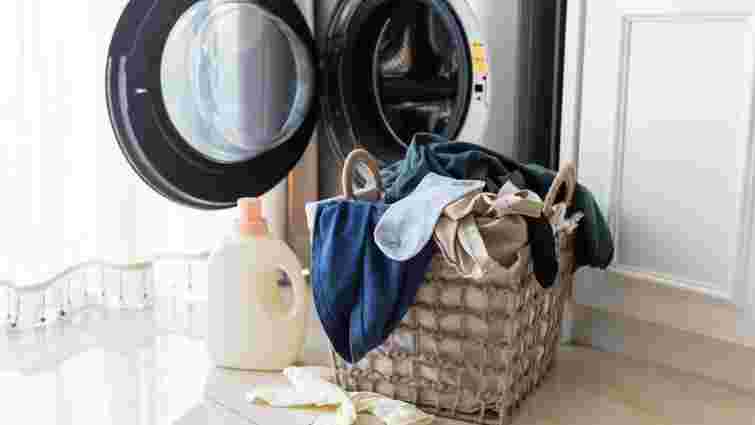 Одяг сохне кілька днів: 4 поради, як його висушити у квартирі без опалення