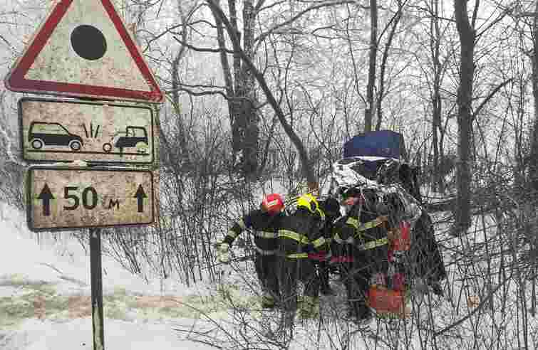 Жінка загинула в ДТП під час заносу авто на Буковині