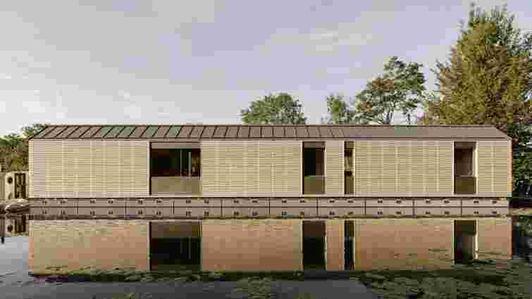 Без жодної сходинки: лондонська студія створила інноваційний плавучий будинок