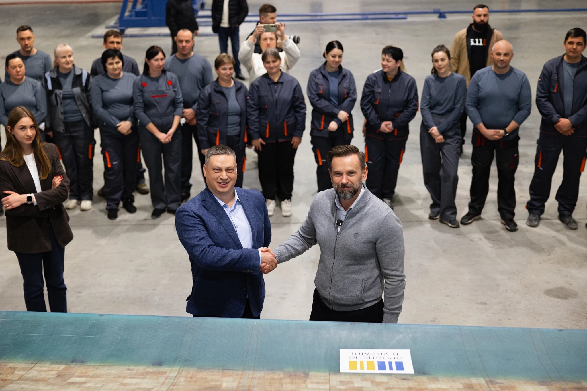 Українське підприємство «Френдлі Віндтехнолоджі» виготовило першу вітротурбінну лопать (фото з фейсбуку Віктора Микити)