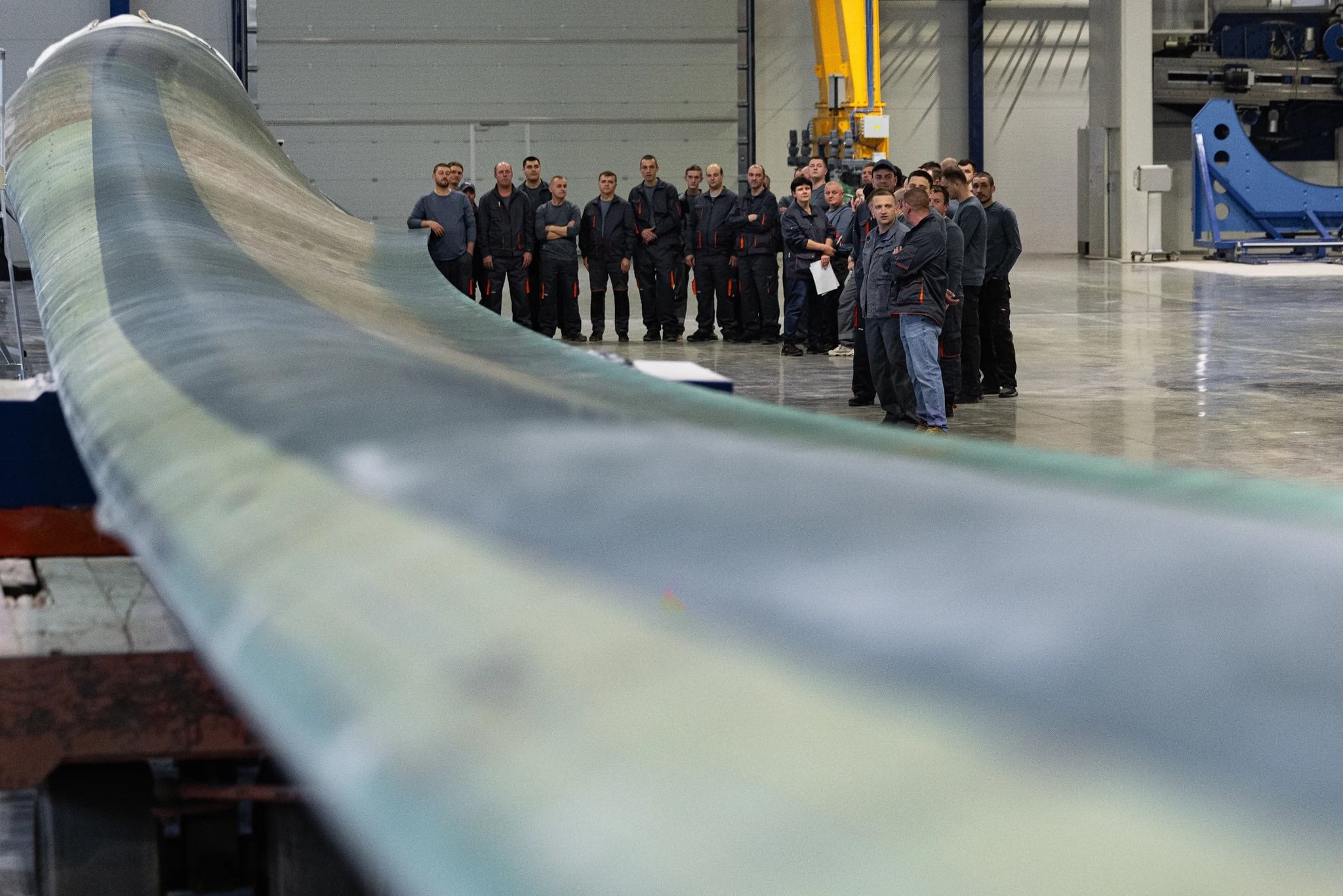 Українське підприємство «Френдлі Віндтехнолоджі» виготовило першу вітротурбінну лопать (фото з фейсбуку Віктора Микити)