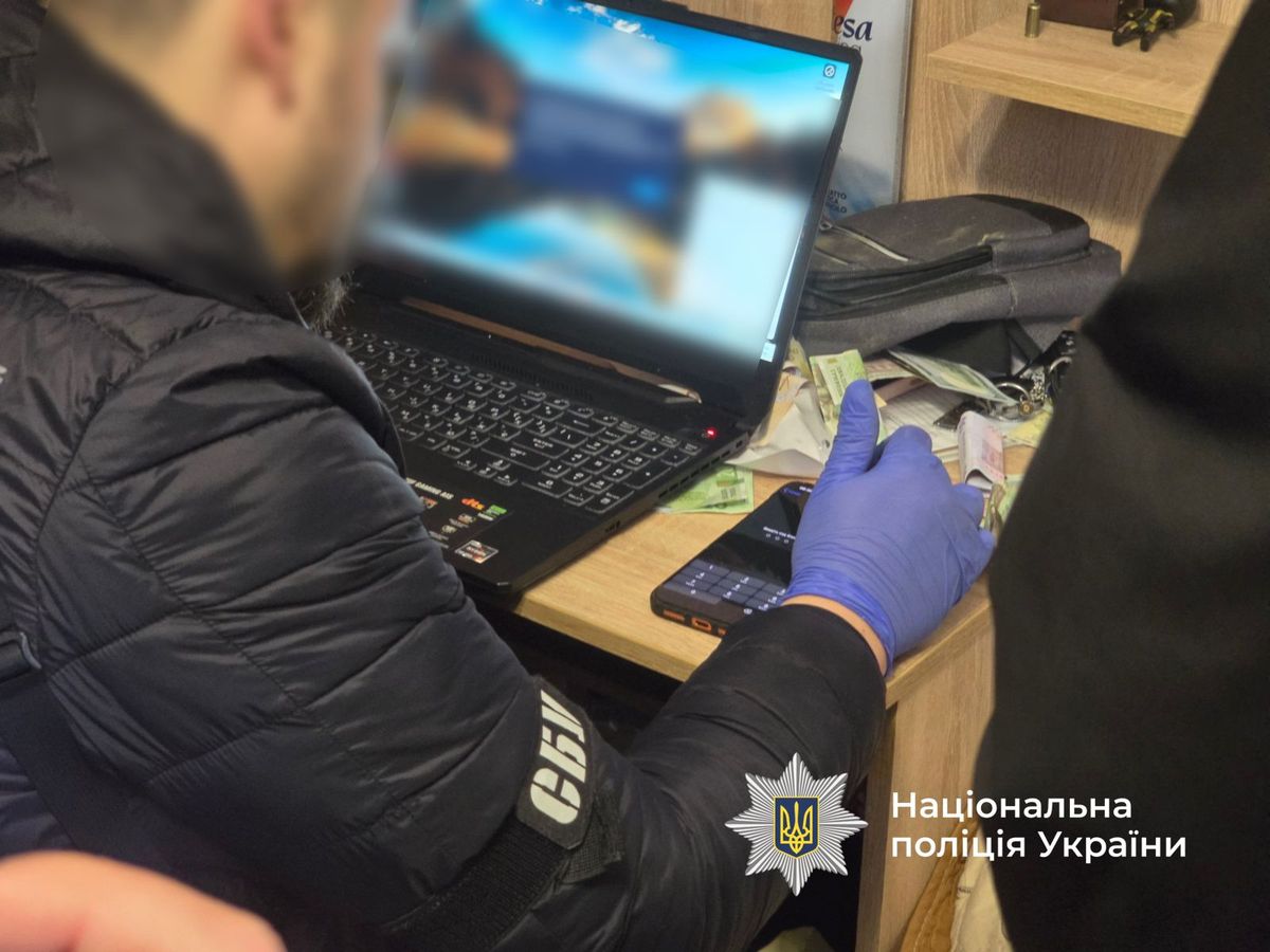Кіберзлочинці з Прикарпаття крали гроші з карток українців