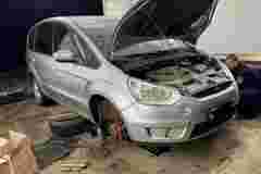 Щоб дістати контрабандні сигарети, закарпатські митники розібрали авто літнього подружжя